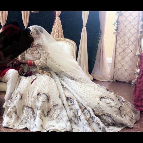 Manish Malhotra Bridal Lengha - Picture 3 of 7